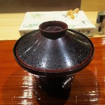 鮨旬美西川 - 赤出汁：トロトロの黄身が嬉しい赤だしです。 葱小口切りが使われています。　　　　　2019.11.02