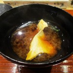 鮨旬美西川 - 赤出汁：トロトロの黄身が嬉しい赤だしです。 葱小口切りが使われています。　　　　　2019.11.02