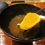 鮨旬美西川 - 赤出汁：トロトロの黄身が嬉しい赤だしです。 葱小口切りが使われています。　　　　　2019.11.02