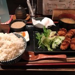 裏神田 自然生村 - カキフライ定食。麦飯と味噌汁お代わりサービスで850円