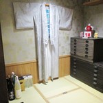 鮨旬美西川 - 左手の こじんまりとした和室には、ミシュランマンと 二つ星獲得のプレートが飾られ、こちらは、荷物置きに使われています。　　　　　2019.11.02