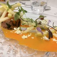 Grand rocher - サーモンのハーブマリネ イクラ・青リンゴ添え パプリカソースとエクストラバージンオイル