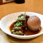 おおさわ - [左]牛すじの土手煮@250円│[右]玉子@100円