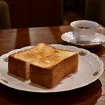 れいの - [左手前]バタートースト@450円│[右奥]ブラジルコーヒー@600円