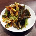 炭火焼肉ふじた - ネギサラダはしっかり辛いです。