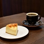 ケーエヌカフェ - [左手前]焼きチーズケーキ@460円│[右奥]ブレンドコーヒー@470円