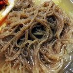炭火焼肉ふじた - 蕎麦粉の入った麺は細麺。