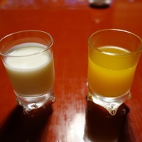 俵屋旅館 - オレンジジュースとドリンクヨーグルト