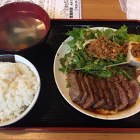 ブルーキッチン 堺筋本町店 - 牛サーロインのサービスステーキ定食