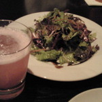 マイルスバー アンド グリル - サラダ　　お酒には丸い氷が浮かんでてステキ♪