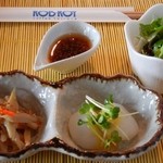 ロブロイ - ランチメニューに付く、サラダ、前菜？（キンピラと、右はコンニャク？）