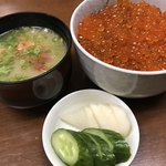 棟梁 - イクラ丼(大)とセットのみそ汁とお新香