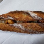 メゾン ムラタ - カフェクリームとマカダミアナッツが入ってます。
      キャラメリゼされたマカダミアンがアクセントになり、はちみつ入りの木地に共にパクリと♡
      友達にも薦めるとお気に入りになってましたね！