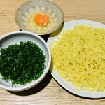 ボリュームたっぷりの肉バル お肉で宴会 - 〆の中華麺