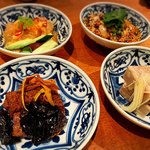 JASMINE憶江南 - ＊料理長おすすめ 本日の前菜4種小皿盛り（2名）
            名物「よだれ鷄」と、その日オススメの前菜3種の盛り合わせ。
            ラー油がたまらなく刺激的(*^^*)