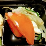 キッチンオリジン - 【蒸し鶏とトマトのサラダ】？価格¥183.60(税込)/100g
