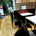 キッチンオリジン - 店内のイートインスペース。一部の席に電源もありました。