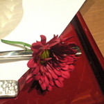 料理には花が添えられる