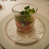 ラトラス - シャンパーニュで蒸した鮑とオマール海老、帆立貝のマリネ 酸味の効いたイチゴのクーリ パルフェ？