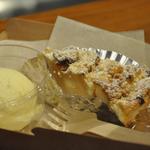 GRANNY SMITH APPLE PIE & COFFEE  - カットでの販売もしております。ご一緒にホイップクリームやバニラアイスをどうぞ。