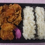 から揚げ弁当　龍 - 自宅に帰り、ペーパーを敷いて撮影してみました。