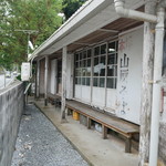 山原そば - 休みの時は、この長椅子が完全に待ち客で埋まります