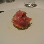 リストランテ カノフィーロ - 柿のオーブン焼き　ペコリーノロマーノとアニス、生ハム