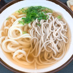 さか枝うどん - 芸術的なシンメトリー（左右対称）ｗｗｗ　うどん蕎麦MIX