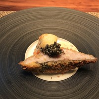 長谷川 稔 - 徳島産ムツのカツレツ・コルドバキャビア・拗音熟成北海道じゃがいも