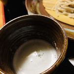 けんぞう蕎麦 - これこれ！この「辛味大根のしぼり汁」をツユに投入します。入れ過ぎると辛すぎるので調節して♡
