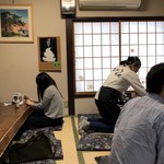 けんぞう蕎麦 - 店内は靴を脱いであがるお座敷タイプ。次から次へとお客様が入れ替わり立ち替わり！！