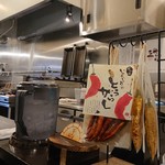 餃子と麺 いせのじょう - 店内は明るく厨房も広いです。