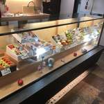 和菓子処 大角玉屋 - 店内ショーケース　奥側は詰め合わせ