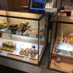 和菓子処 大角玉屋 - 店内ショーケース　手前側は単品