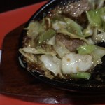 鉄板焼肉 大当り - 特製辛味噌&旨味の脂にキャベツを浸す