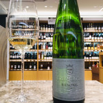 エノテカ  -  樹齢50年の厳選した古樹のリースリングを使って良年にだけリリースされる稀少品。上品な果実味と伸びやかな酸を備えたエレガントな白ワイン