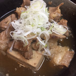 遠州屋 - もつ煮込み豆腐入りです　豆腐なしよりかなりのボリューム　美味しいです
