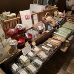 そばの実 - 店内入るといきなり色々売ってます。