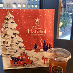タリーズコーヒー - ドリンク写真:アイスティー&ホリデーバージョンの紙袋