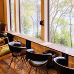 Cafe notes - 大きな窓からは、緑が見えて癒されます。