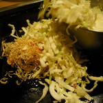 Monja Ya - まず手本でミックスもんじゃを焼いてもらいました