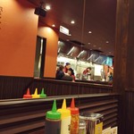 Okonomiyakiha Kokoyanen - 店内の様子。