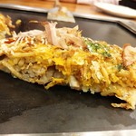 Okonomiyakiha Kokoyanen - 広島焼きの断面。