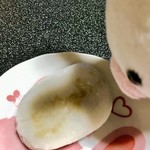 秩父餅七福本舗 水戸屋本店 - ちちぶ餅を覗き込むブタウサちゃん(笑)【料理】 