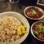 山縣屋 - チキンカレーとチキンキーマのあいがけ。ライスはバスマティ。ターメリック色したマッシュポテトが添えられています。