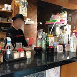 立ち飲み居酒屋ドラム缶 - カウンターと店主のしゅんたんさん