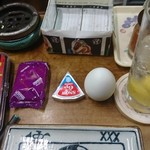 伊勢屋酒店 - ゆで玉子、チーズ。