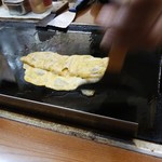 金ちゃん - とんぺい焼きを巻いている所