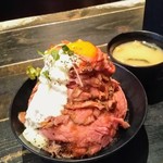 レッドロック - ローストビーフ丼の大とみそ汁