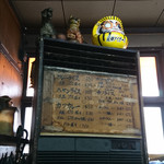 カレー幸 - メニュー。に対して綺麗すぎる阪神のダルマ